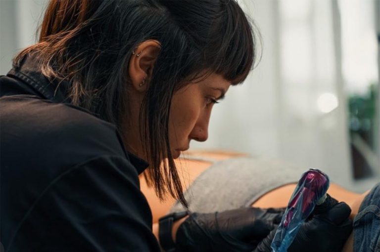 BODY ART | LAURA CĂCIULAN, tattoo artist: „Un tatuaj reușit transmite emoție și deschide perspective diferite”
